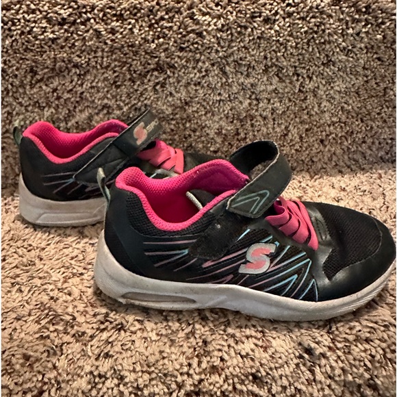 Girls skechers size 13, used condition but with plenty of life left - Picture 2 of 2
